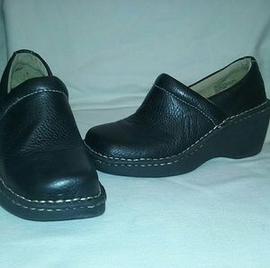 MERONA Black Leather Cligs Womens Shoes Size 5.5
